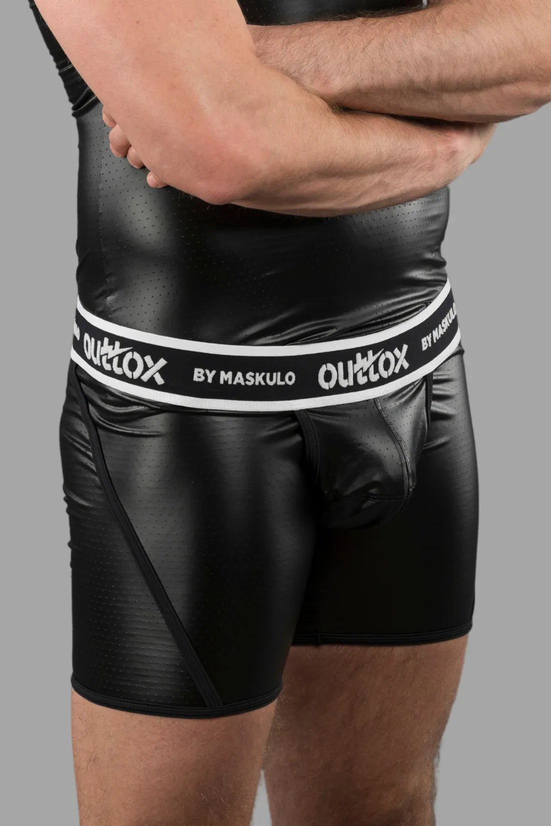 Outtox. Gewickelte Shorts mit Druckknopfverschluss. Schwarz