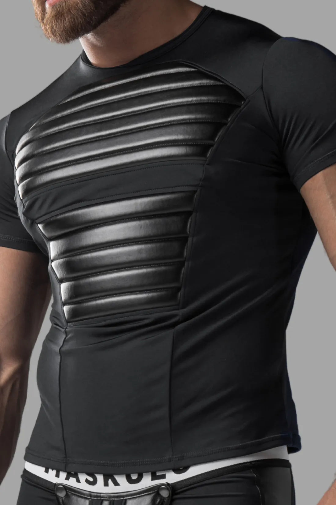 Armored. Camiseta para hombre. Spandex. Almohadillas delanteras. Negro