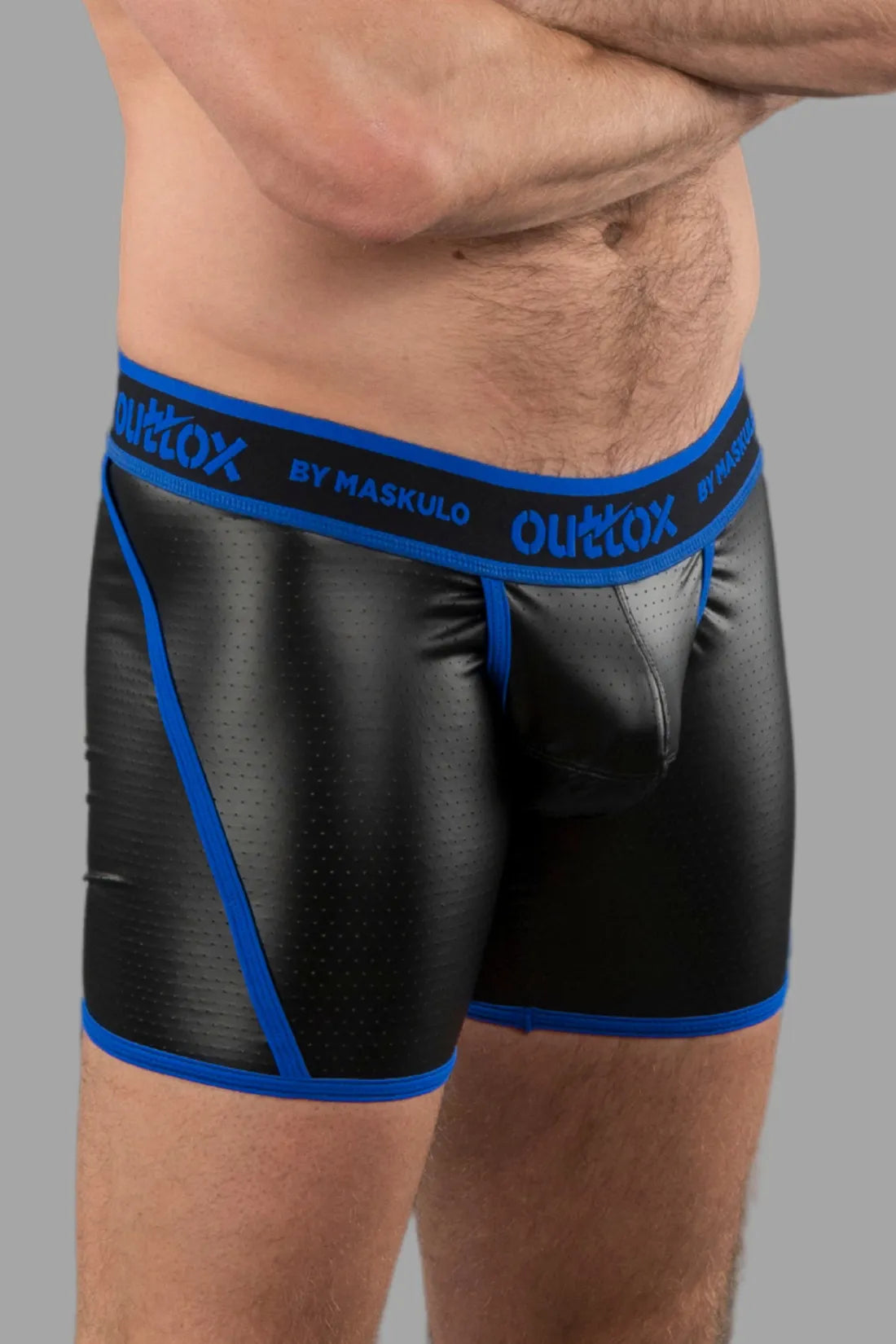 Outtox. Open achtershort met drukknoopsluiting. Blauw