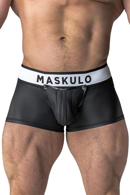 Gepantserd. Trunkshort met rubberen look. Afneembaar zakje. Open achterkant. Zwart