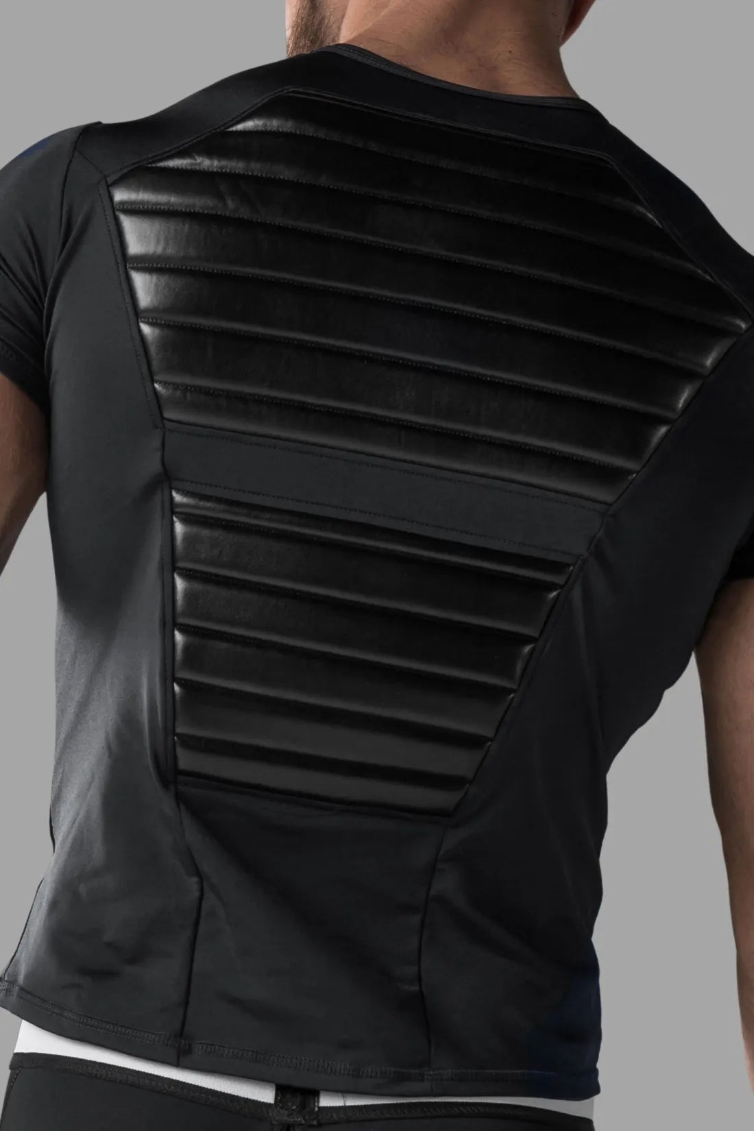 Armored. Camiseta para hombre. Spandex. Almohadillas delanteras. Negro