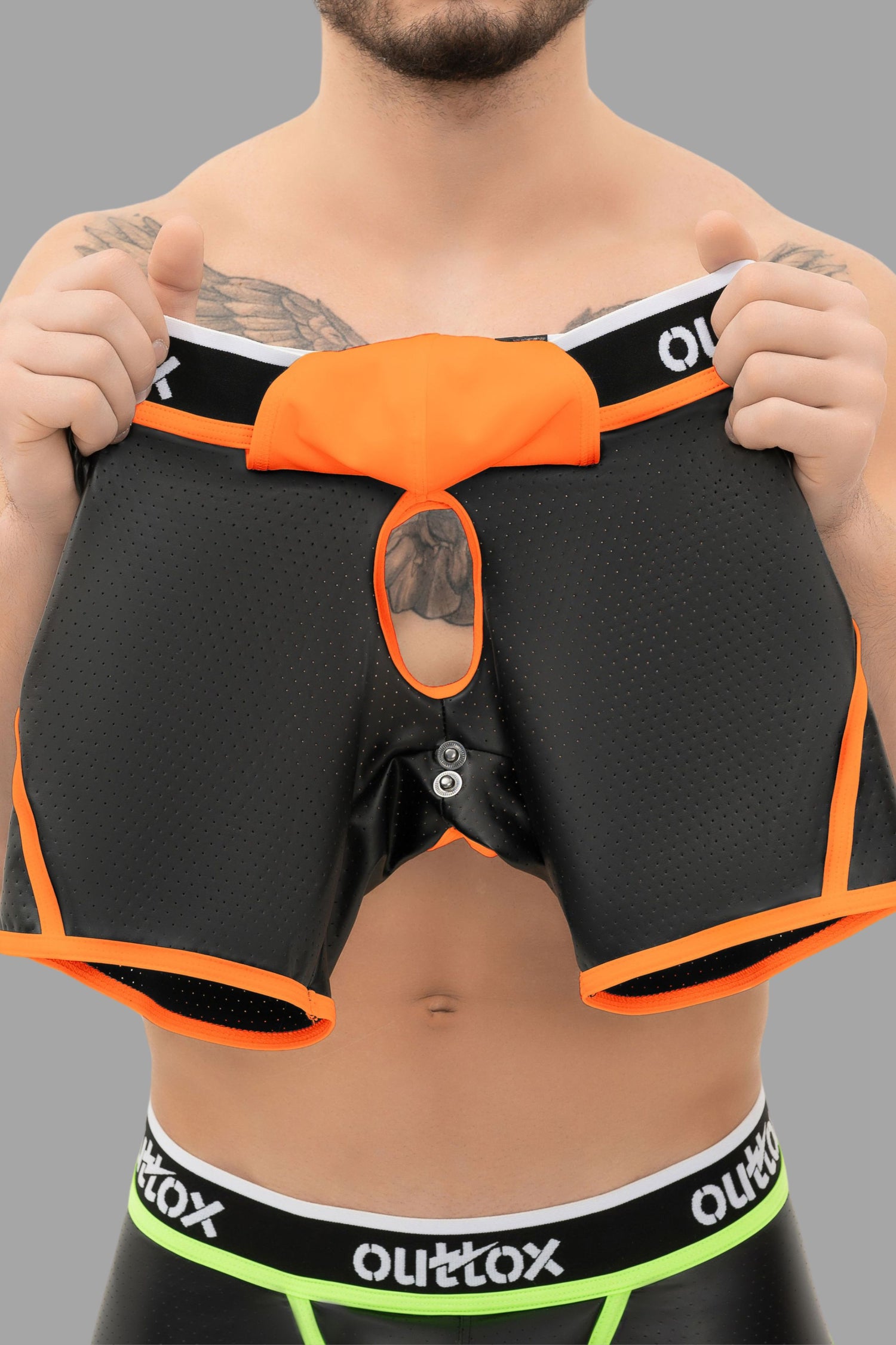 Outtox. Pantalones cortos traseros abiertos con bragueta a presión. Negro+Naranja