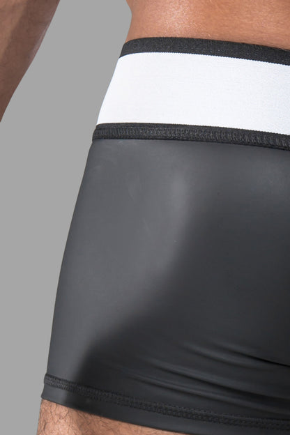 Gepanzert. Shorts in Gummioptik. Abnehmbare Tasche. Reißverschluss hinten. Schwarz