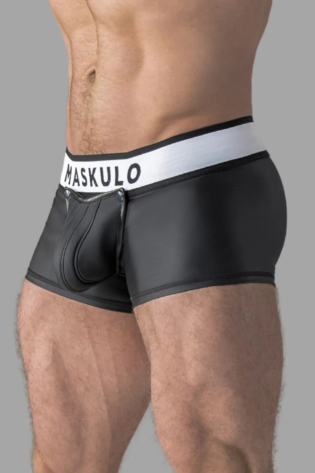 Armored. Shorts in Gummioptik. Abnehmbare Tasche. Hinten offen. Schwarz