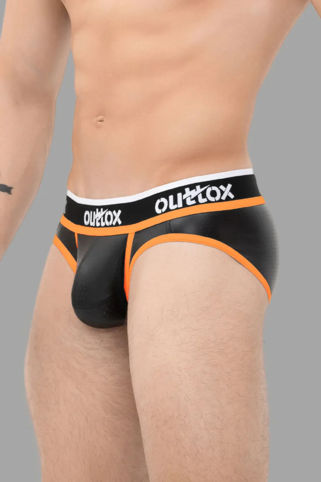 Outtox. Gewickelter Slip mit Druckknopf. Schwarz und Orange