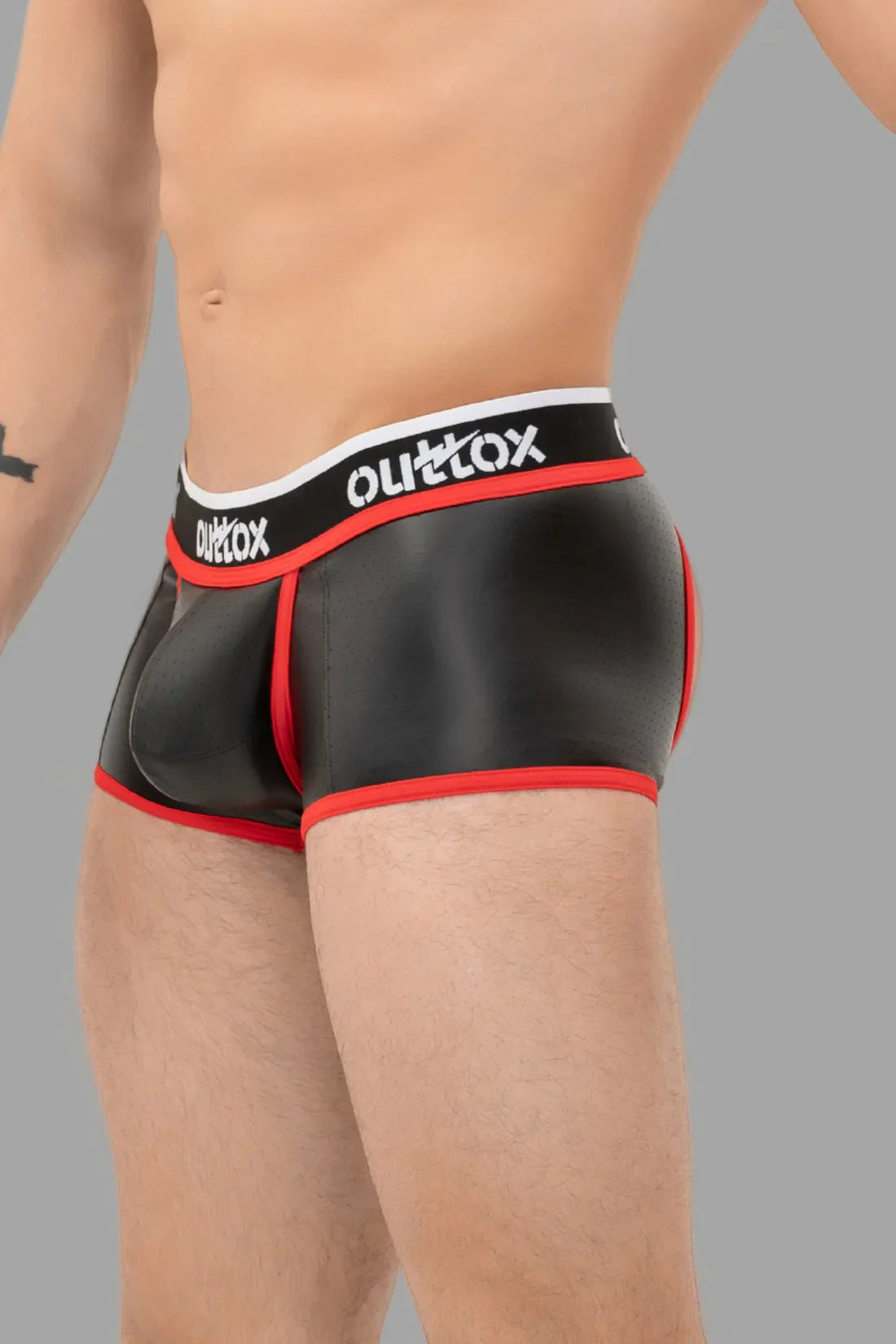 Outtox. Shorts mit offenem Rücken und Druckknopf-Codpiece. Schwarz und Rot